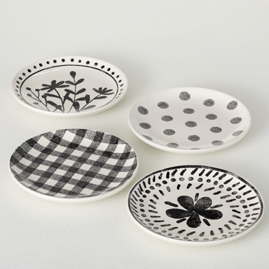 BLACK AND WHITE PATTERN PLATES