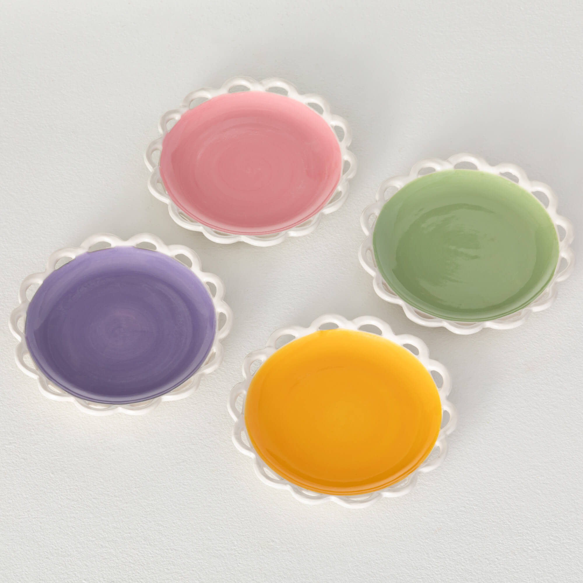 SCALLOPED TRIM PLATE Set 4